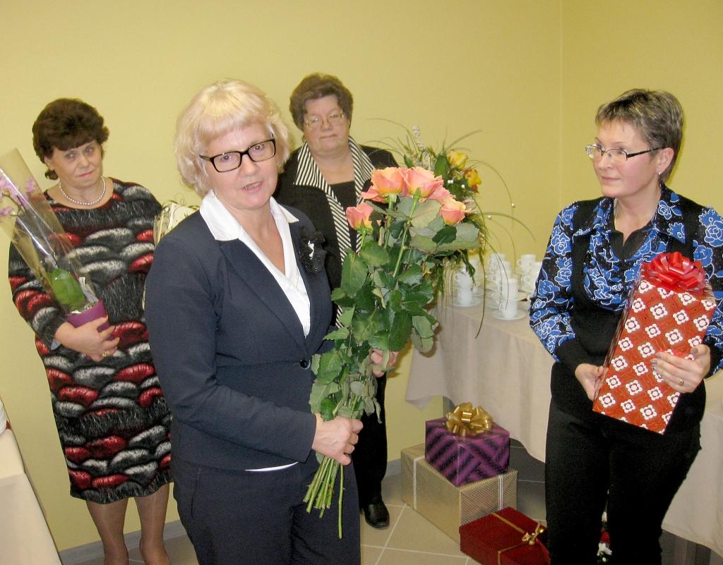 “Manas labās rokas,” par kolēģēm Gulbenes atbalsta centrā Sandru Alderi (no labās), Edīti Maksimovu (no kreisās) un Aiju Matīsu saka Sniedze Bračka (priekšplānā) no Valmieras – Neatliekamās medicīniskās palīdzības dienesta Vidzemes reģionālā centra vadītāja vietniece. 
Autors: Diāna Odumiņa