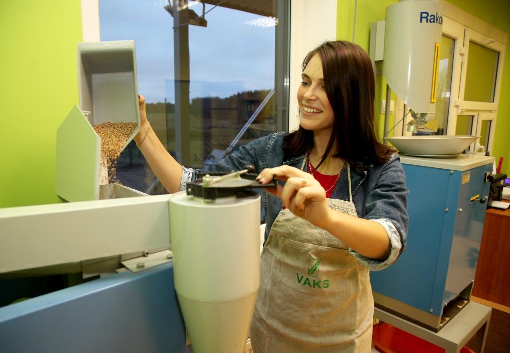 Jaunajā laboratorijā darbiniece Dace Lazdiņa nosaka graudu netīrības procentu.
Autors:  Gatis Bogdanovs