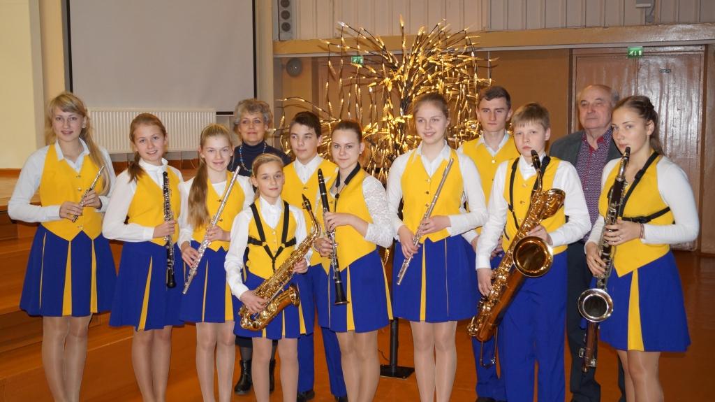 “Liels paldies skolotājai Ivetai Putniņai un pianistam Kārlim Bošam, kurš šoreiz nāca mums talkā, un mums izdevās parādīt lielisku sniegumu. Prieks, ka mūsu uzstāšanos ļoti augstu novērtēja žūrija. Žūrijas pārstāvji uzteica katru dalībnieku. Mēs arī varējām lepoties, ka mūsu kameransamblī spēlē samērā reti instrumenti – oboja, basklarnete, trombons. Tas ļoti priecēja arī žūrijas pārstāvjus,” saka skolotājs Donāts Veikšāns. 
Autors: no personiskā arhīva
