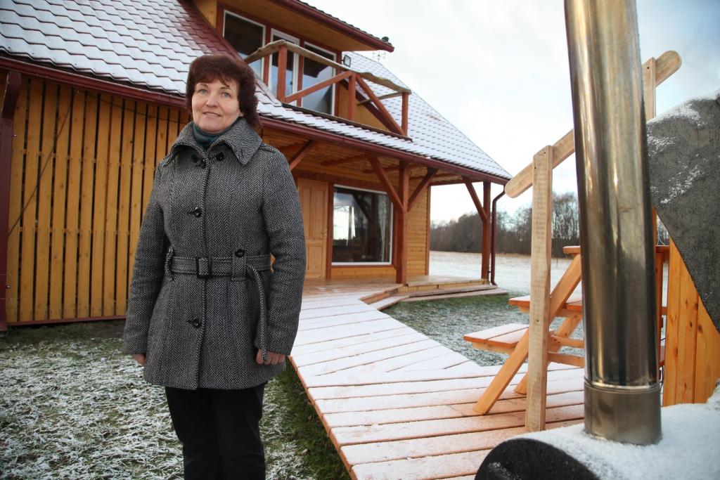 “Pincikājās” daudzus gadus Šķenderu ģimene izmantojusi pavisam nelielu pirtiņu, lai gan Valda jau sen klusībā sapņojusi par jaunu – daudz lielāku pirti, redzot, ka arī visi viņas ģimenes locekļi ir pirts fani. Kopīgi apspriežoties, ģimenē pieņemts lēmums, ka vispirms jātop projektam, tad jābūvē jauna pirts. “Grūti mums gāja, jo, pašu spēkiem veicot būvniecības darbus, pagāja gandrīz divi smagi gadi. Katru sestdienu un svētdienu palīdzēja arī bērni, jo viss te ir roku darbs. Tāpēc tika pievērsta uzmanība katram sīkumam. Kad pirts bija gatava, sākām domāt, kā atpelnīt tajā ieguldītos līdzekļus. Bija žēl pirti izmantot tikai izīrēšanai. Sāku prātot, ja ir pirts, kāpēc gan es nevarētu izskoloties par profesionālu pirtnieci? “ stāsta Valda, kura ir akreditētās Pirts skolas absolvente. 	
Autors: Gatis Bogdanovs