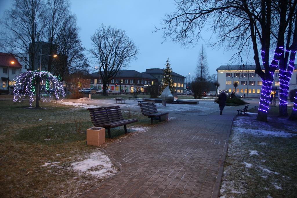 Tirdzniecības nojumes vientuļi turpinās stāvēt veikala “Beta” stāvlaukumā. Centrālajā skvērā šobrīd tirgoties nav ļauts.  
Autors: Gatis Bogdanovs