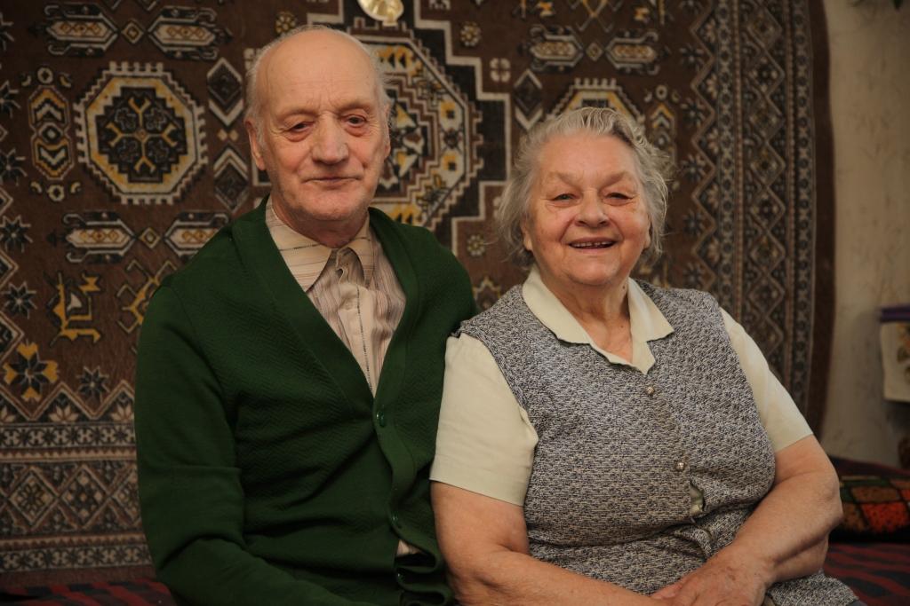 “Vai mēs esam laimīgi? Droši vien, jo esam abi kopā gan priecīgos, gan arī skumjos brīžos. Esam viens otra balsts, pieskatītājs, aprūpētājs un mierinātājs,” saka Lilita un Andris Hofmaņi.    
Autors: Gatis Bogdanovs