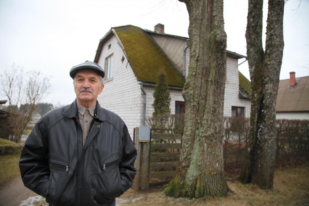 Raiņa ielas iedzīvotājs Imants Manguss ir nobažījies par lielajiem vecajiem kokiem ielas malā, kas apdraud viņam piederošo dzīvojamo ēku. Palīdzību sola sniegt arboristi. 
Autors: Gatis Bogdanovs