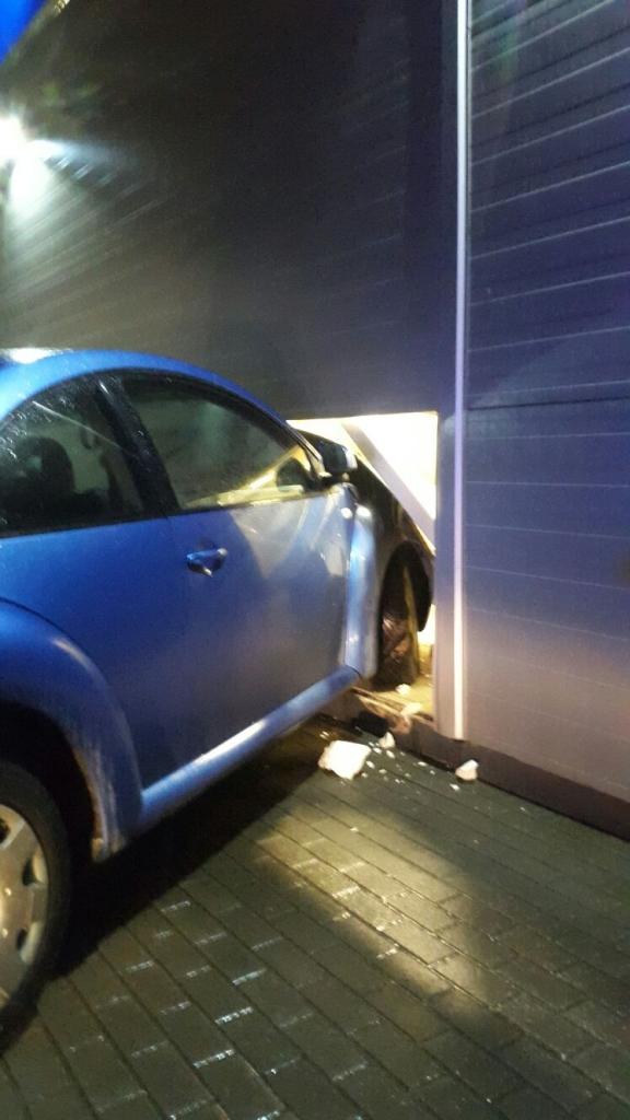 Tā kā automašīna bija caursitusi veikala sienu, to savos viedtālruņos iemūžinājis gandrīz katrs aculiecinieks, lai pēc tam izplatītu attēlus sociālajos tīklos.