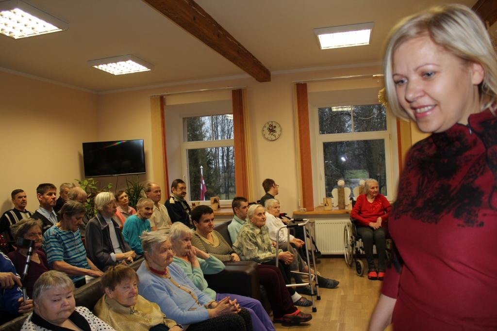 Gulbīša vidusskolas bērni 18.decembrī apmeklēja sociālās aprūpes centru, iepriecinot tā iemītniekus. No labās – centra vadītāja Inese Lesiņa. 	
Autors: no personiskā arhīva