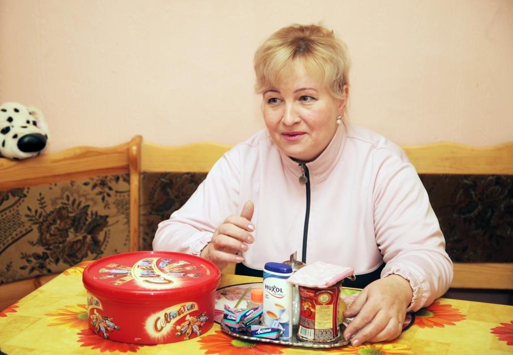 Natālija Klempnere vecos cilvēkus mājās aprūpē gadu. Pirms tam bijusi tehniskā darbiniece Bērzu sākumskolā. Pārprofilējusies un ar jauno nodarbošanos ir apmierināta. Aprūpē piecus cilvēkus un saka, ka prot katram atrast pareizo pieeju, lai veidotos labs kontakts. Natālija cer, ka, strādājot Samariešu apvienības vadībā, aprūpētājiem būs lielāka alga. 	
Autors: Gatis Bogdanovs