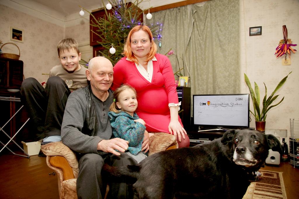 Anša Kļaviņa (centrā) saime ir gatava uzņemt visus radiniekus, kuri Ziemassvētkos atbrauks ciemos. Savus mīļos gaida saimniece – Anša meita Elīna -, mazbērni Gustavs un Paula. Mājas sargsuns Dante noteikti atkal visiem ciemiņiem skries pretī, priecīgi luncinot asti.  
Autors:  Gatis Bogdanovs