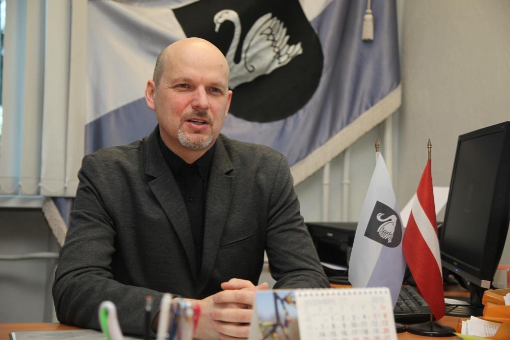 Atstāj lietišķa, kārtīga cilvēka iespaidu, nemētājas ar tukšiem solījumiem. Tāds ir Gulbenes pilsētas pārvaldes vadītāja Ginta Āboliņa imidžs. 	
Autors: Gatis Bogdanovs