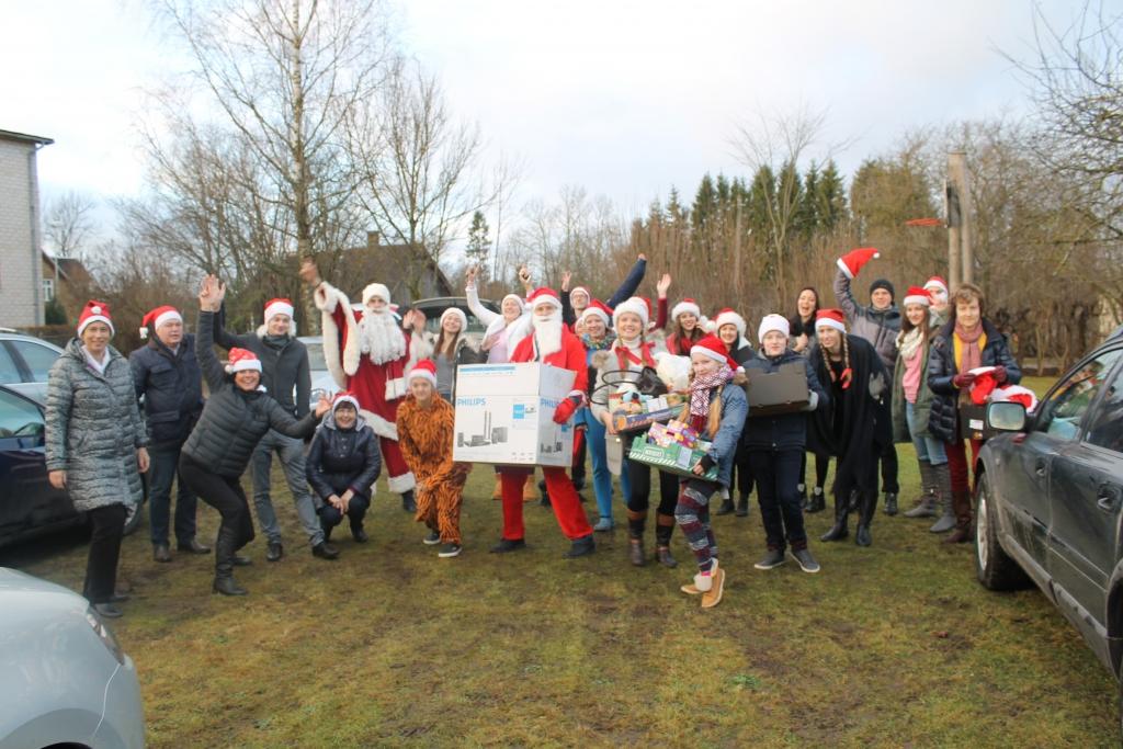 Rotarakta kluba jauniešu iedibinātajai Ziemassvētku labdarības akcijai ar katru gadu kļūst arvien vairāk atbalstītāju. Arī svētku prieku ar iedzīvotāju atbalstu, ziedojot dažādas lietas, izdodas sarūpēt arvien vairāk ģimenēm. 	
Autors: no personiskā arhīva