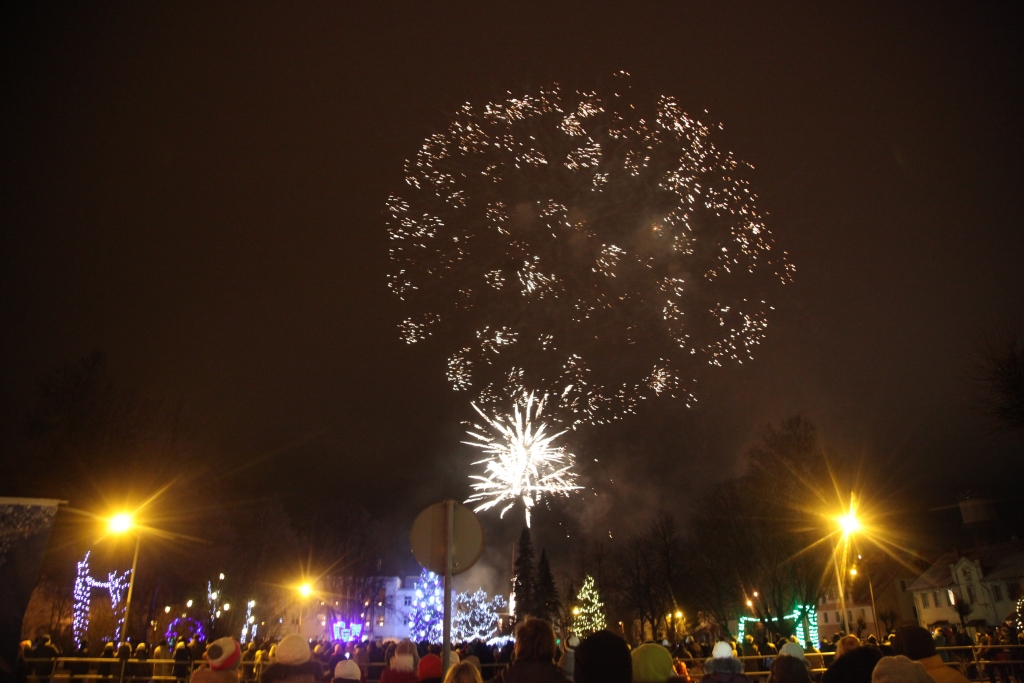 Gulbenes pilsētas iedzīvotāji un tās viesi Gulbenes pilsētas domes sarūpēto salūtu gadu mijā salīdzina pat ar salūtu Dubaijā. 2,5 tūkstošus eiro vērtais salūts patiešām bija skaists, raisot cilvēku sajūsmas saucienus. 	
Autors: Gatis Bogdanovs