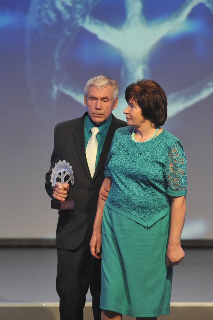 Svinīgajā pasākumā “Latvijas lepnums” nominācija “Caur ērkšķiem uz zvaigznēm” tika piešķirta bijušajam gulbenietim Pēterim Augstkalnam, kurš, zaudējot redzi, ir spējis saglabāt dzīvesprieku, nemitīgi cenšas apgūt kaut ko jaunu un nežēlojas par dzīvi. Kopā ik solī ar viņu ir dzīvesbiedre Venija. 	
Autors:  “Diena”