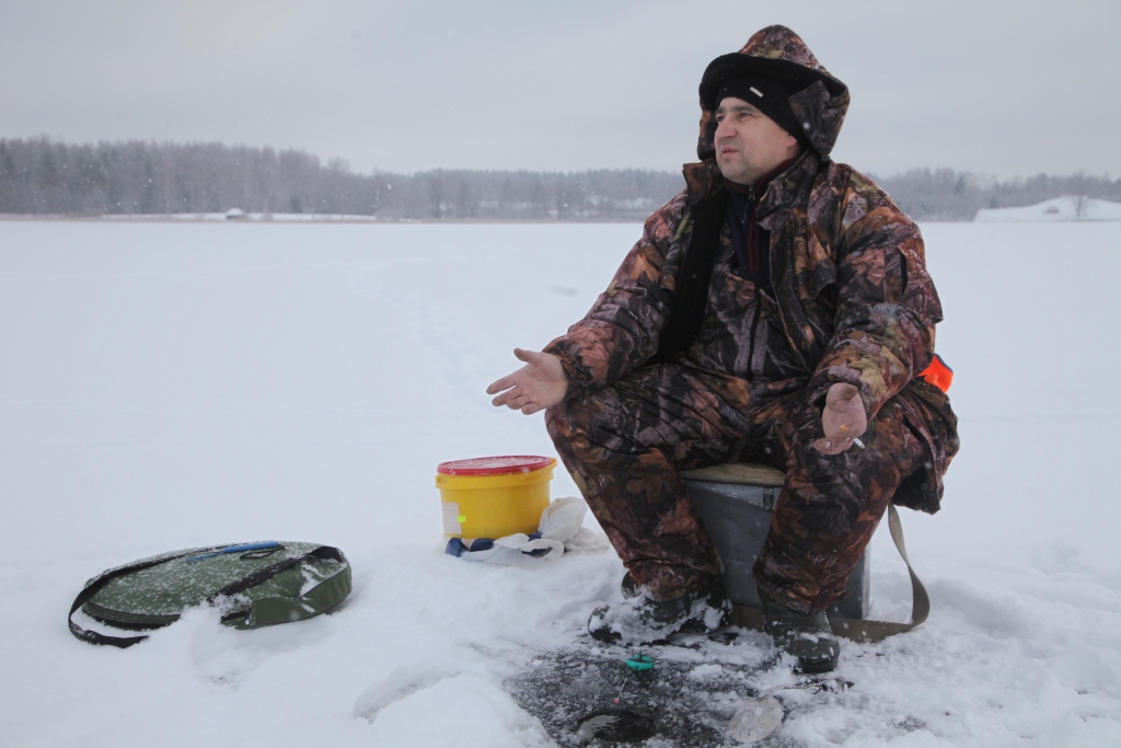 Ziemas makšķerēšanas cienītāji, kuri ar lielu nepacietību gaidīja pirmo lielāko aukstumu, lai ezerus pārklātu ledus, beidzot to ir sagaidījuši. Šobrīd ledus biezums uz ezeriem jau sasniedzis aptuveni piecpadsmit centimetrus, tāpēc, iztālēm līdzinoties tumšiem ciņiem uz baltā sniega klājuma, uz ezeriem sasēduši makšķernieki no āliņģiem izvilinot pirmos lomus. “Jau 31.decembrī biju makšķerēt. Dabūju divus asarus un vienu līdaku. Šogad uz ledus varēja kāpt daudz vēlāk nekā iepriekšējos gados. Paskatoties makšķernieku prognozēs, janvāris gan ir tukšais mēnesis, bet kaut kas jau ķeras,” stāsta uz Stāmerienas ezera sastaptais gulbenietis Mihails Arsentjevs.  
Autors: Gatis Bogdanovs   