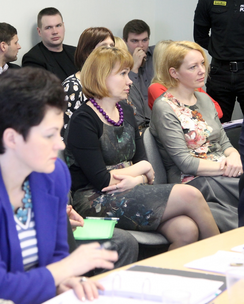 Vēl lielākas pilnvaras un atbildība šogad būs Iepirkumu nodaļas un Iepirkuma komisijas speciālistēm Ligitai Gāganei (no labās) un Evitai Lodei. Tā ir lēmuši Gulbenes novada domes deputāti. 
Autors: no “Dzirksteles” arhīva