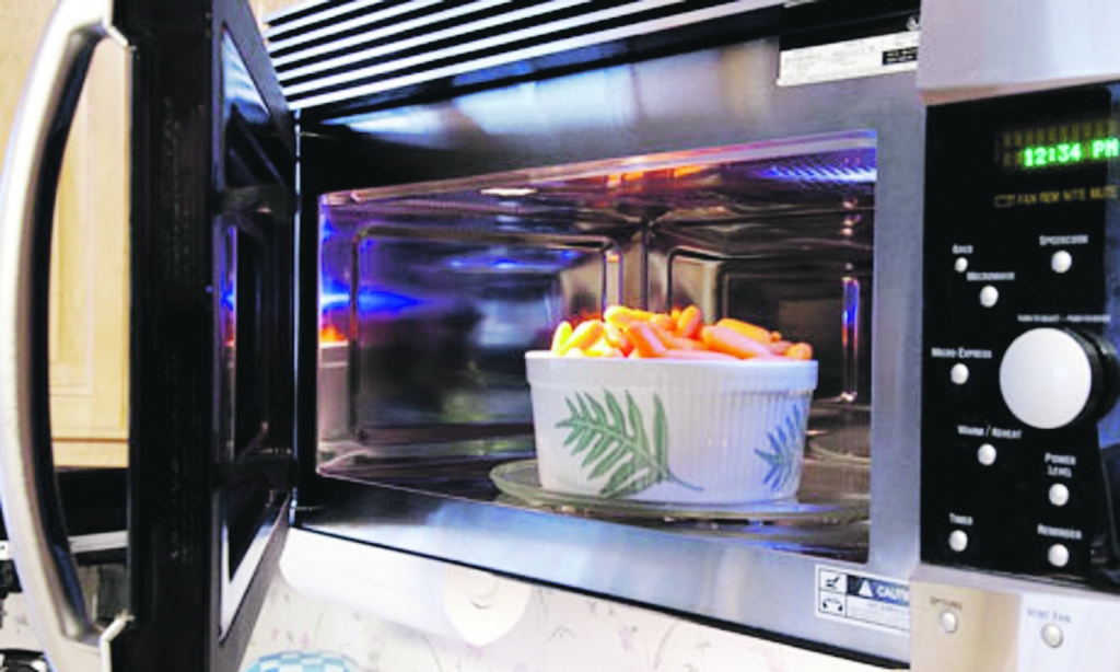 “Kamēr tu tās lieto atbilstoši un ne tikai gatava ēdiena uzsildīšanai, tikmēr mikroviļņu krāsnīm nav ne vainas,” slavenais pavārs Džeimijs Olivers kādai britu žurnālistei atbildēja uz jautājumu, kāpēc viņš izdevis pavārgrāmatu, kuras receptēs pirmoreiz ir nepieciešama mikroviļņu krāsns. “Tik daudzās mājās mūsdienās ir mikroviļņu krāsnis, ka es būtu traks, ja neiekļautu to izmantošanu savās receptēs. Tā tiek izmantota, lai cilvēki varētu ietaupīt laiku un mācētu pagatavot fantastiskas maltītes divtik īsā laikā.”
Autors: no www.theguardian.com