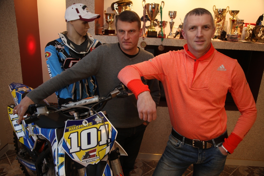 Aleksejs Kuzmins, kas novadā ir zināms kā motosportists un motokluba “Gulbenes moto” pārstāvis līdztekus motosportam jau piecus gadus nodarbojas ar paraplanierismu. Ja sākotnēji tie bijuši vienkārši izmēģinājumi, pamazām šis ekstrēmais sporta veids viņam iepaticies arvien vairāk. Turklāt viņš arī ir apceļojis dažādas valstis un pacēlies virs tām gaisā, lai vērotu no putna lidojuma.  Pirmo reizi pirms pieciem gadiem Aleksejs Kuzmins izmēģināja tandēmā lidot ar akropilotu Kubā. “Akropilots ir pilots, kurš gaisā izpilda dažādus trikus. Neko par to iepriekš nezinot, uz pilota jautājumu, vai vēlos izbaudīt pilnībā visus trikus, būdams azartisks cilvēks, teicu, ka noteikti gribu izbaudīt visu. Kad biju piedzīvojis visus trikus gaisā, biju pilnībā zaudējis realitātes sajūtu, nesapratu, kur ir zeme un kur ir debesis. Piezemējoties uz zemes, man trīcēja rokas un kājas, bet jau tobrīd apjautu, ka man patīk lidošana.” Un tā arī sākās Alekseja ceļš uz lidošanu. Protams, viņam vispirms bija jāiziet apmācības, lai pats kļūtu par pilotu un varētu lidot. “Mācības notika tepat, Latvijā. Mācījos gan pats, apmācīju arī dēlu, pēc tam piesaistīju arī draugus un kluba biedrus - šobrīd klubā “Gulbenes moto” mēs jau esam četri piloti – es, mans dēls Valērijs, Arnis Baldonis un Normunds Grūbe. Pamazām sākām braukt uz dažādiem kalniem - uz Tatriem, uz Alpiem. Vēlāk mūsu vēlmes auga un tad jau braucām uz Turciju, Indonēziju, Tibetu. Tur kalni jau ir daudz nopietnāki, tādēļ vajag jau nopietnāku sagatavotību, pieredzi.” 
Autors: Gatis Bogdanovs