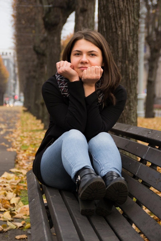 “Par mājām uzskatu savu dzīvesvietu Rīgā. Gulbenē esmu ļoti reti. Tad, protams, apciemoju ģimeni, radiniekus un draudzeni, bet nespēju šeit ilgstoši uzturēties, jo nepatīk mazās pilsētas sindroms,” saka Līva Aumeistere. 
Autors: Paula Petunova