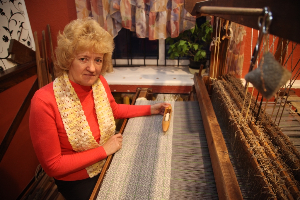 Staru tautas nama ēkā, kādreizējās kafejnīcas “Sonāte” telpās, ko Daukstu pagasta pārvalde labprāt atvēlējusi pagasta čaklajām rokdarbniecēm, kopš pagājušā gada rudens vakaros ilgi nenodziest gaisma, jo tur ierīkota amatu māja “Rožceliņš”. Amatu mājas izveides ideja ir rokdarbnieces Aijas Auzānes izauklēta. 	
Autors: Gatis Bogdanovs