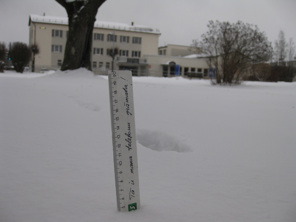 Tiek prognozēts, ka tuvākajās dienās snigšana var turpināties, piektdien un sestdien Gulbenē sola pat mīnus 19 līdz 22 grādu aukstumu.
Autors: Diāna Odumiņa
