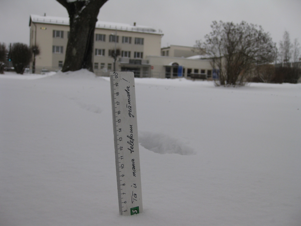 Tiek prognozēts, ka tuvākajās dienās snigšana var turpināties, piektdien un sestdien Gulbenē sola pat mīnus 19 līdz 22 grādu aukstumu.
Autors: Diāna Odumiņa