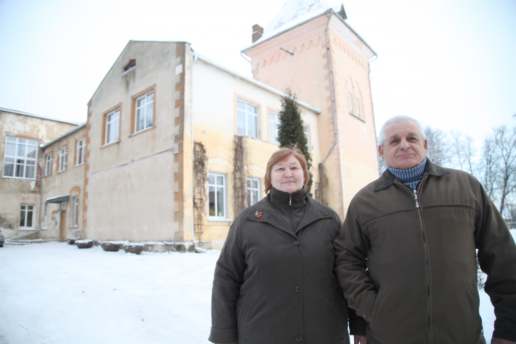 Druvēniešu Dzintras un Dmitrija Popu sirdis ir pilnas mīlestības, ko viņi neskopodamies dala saviem četriem jau pieaugušajiem bērniem, septiņiem mazbērniem, mazmazmeitiņai, kā arī pieciem audžubērniem. Ne ar vārdu viņi nebilst, ka ir grūti, bet patiesi priecājas par audžubērnu veiksmēm un palīdz tikt pāri ne tik veiksmīgiem brīžiem. 	
Autors: Gatis Bogdanovs