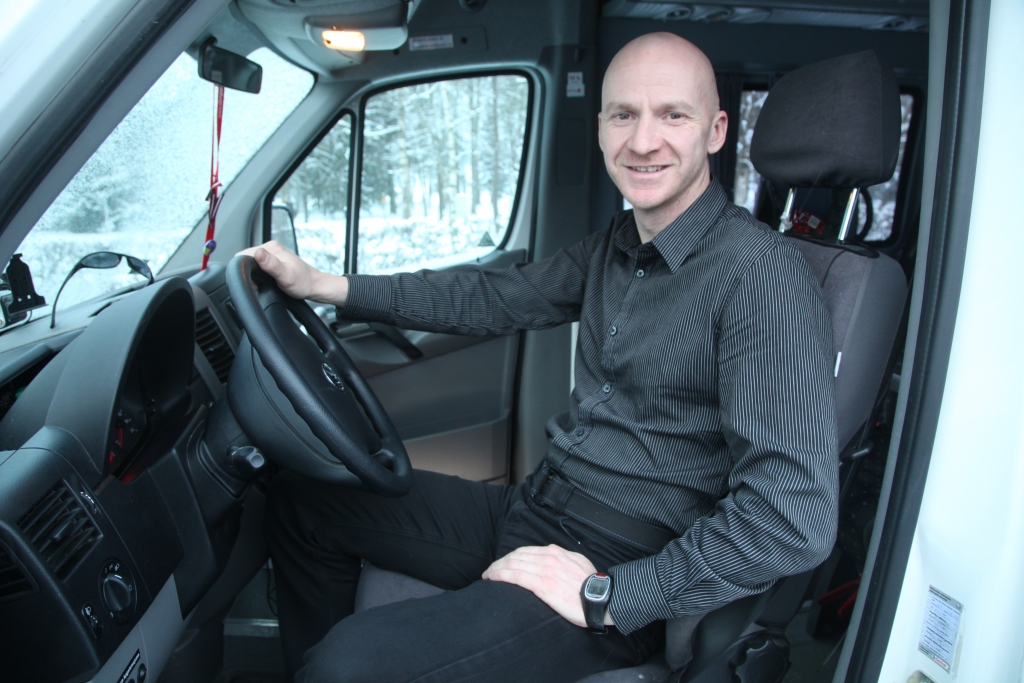 Jau otro gadu Jānis strādā Stāmerienas pagasta pārvaldē par autobusa vadītāju. “Man ļoti patīk savs darbs, jo visu laiku esmu kustībā un procesā. Vienveidība nav domāta man. Kaut vai arī brauc vienu un to pašu maršrutu, katru dienu notiek kas cits. Var jau būt, ka kādam šķiet, ka tas nav nekāds grūtais darbs, taču jāapzinās, ka aiz tevis vēl sēž 19 cilvēki, pa kuriem tu esi atbildīgs. Šis darbs varbūt nav tik daudz fiziski nogurdinošs, cik tieši psiholoģiski, jo visu laiku ir jāvērtē, kas notiek uz ceļa, kas notiek apkārt un arī autobusā,” saka Jānis Ģērmanis.  
Autors: Gatis Bogdanovs