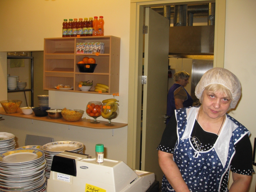 Augļi, tikai daži dzērieni un uz vietas ceptas bulciņas. To bērni starp ēdienreizēm var iegādāties Gulbenes novada valsts ģimnāzijas un vidusskolas ēdnīcā. “Bulciņas bērni prasa,” saka Svetlana Gineviča, kura apkalpo ēdnīcas apmeklētājus. 	
Autors: Diāna Odumiņa