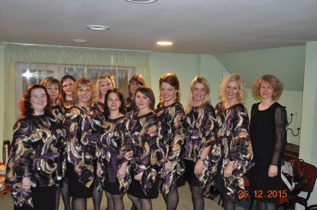 Stradu pagasta sieviešu vokālā ansambļa “Pieskāriens” dalībnieces labprāt uzstājas dažādos koncertos un veiksmīgi startē vokālo ansambļu skatēs. Šogad kolektīvu vada lejasciemiete Inga Deigele (ceturtā no labās). Fotogrāfija tapusi decembra nogalē, koncertējot Lejasciemā. 
Autors: no kolektīva arhīva