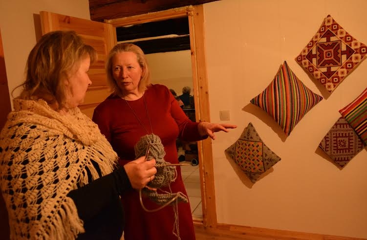 Ideja par spilvenu izstādi “Kalaņgos” pieder amatnieku kopas “Laipa” vadītajai Līgai Ozoliņai (no kreisās). Kultūrvēsturiskās mājas saimniece Aiva Kraukle vienmēr ir atvērta sadarbībai. Tas izpaužas  neaizmirstamā kopā būšanā un lietderīgā laika pavadīšanā.  
Autors: no privātā arhīva