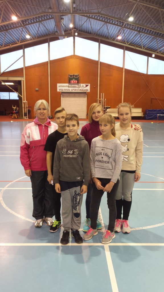 Vieglatlētikas sacensībās Limbažos, kas notika telpās, Gulbenes novada sporta skolas audzēkņi Keita Birzniece, Loreta Beķerniece, Sanija Ozoliņa, Rolands Blūms un Markuss Resnis parādīja vērā ņemamus sasniegumus. Par to ir prieks sporta skolas trenerei Irēnai Aizpurei. 
Autors: no personiskā arhīva