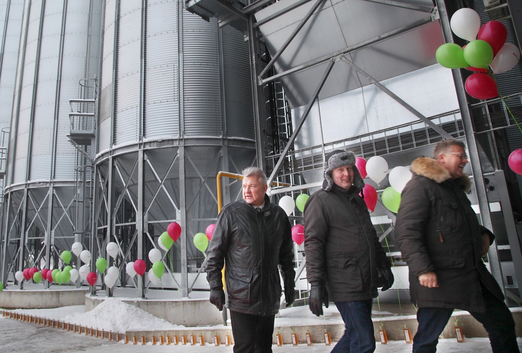 SIA “Baltic Agro” servisa centra atklāšanas pasākumā daudzi zemnieki savstarpējās sarunās centram veltīja daudz atzinīgu vārdu. To apliecina arī Daukstu pagasta zemnieka Aigara Medņa (no labās) prieks sejā. Lauksaimniekus ar saviem nākotnes plāniem un sadarbības piedāvājumiem, uzsākot jauno sezonu, SIA “Baltic Agro” iepazīstināja seminārā, kas notika Vecgulbenes muižā. To vadīja SIA “Baltic Agro” mārketinga un sabiedrisko attiecību vadītājs, kā arī Jelgavas servisa centra vadītājs Egils Sviķis (no kreisās). 
Autors: Gatis Bogdanovs