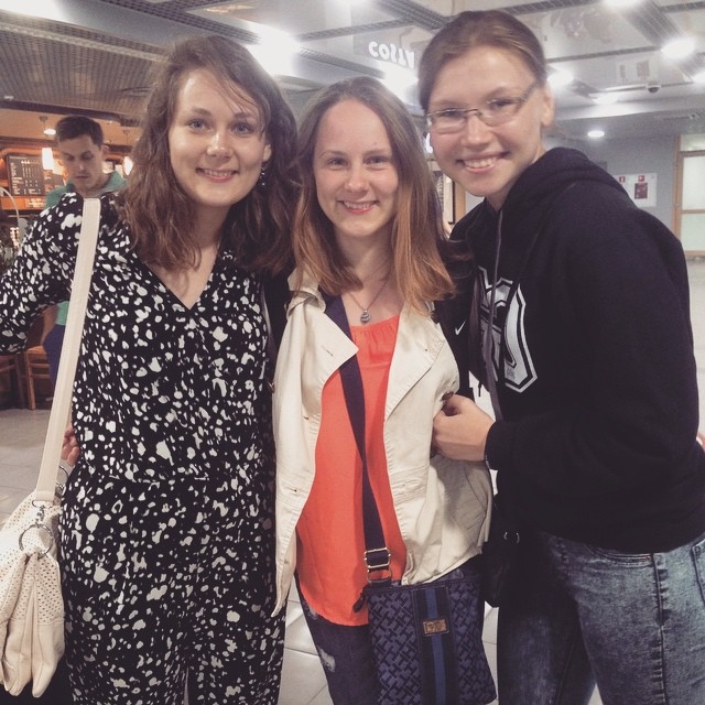 Pēdējā viesošanās reizē, kad Kristīne (vidū) ciemojās Latvijā, viņu lidostā sagaidīja māsa Solvita (no kreisās) un māsīca Inga. 	
Autors: no personiskā arhīva
