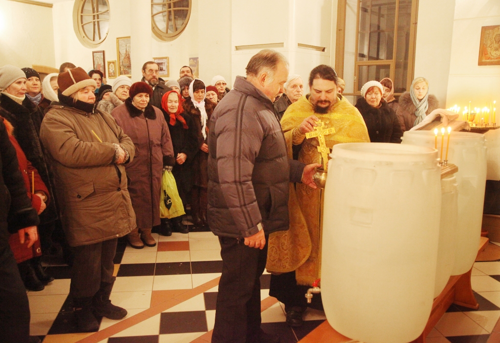 Lai veselība un laime šajā gadā! Tēva Aleksandra Oļipova svētītais ūdens, kas no Stāmerienas baznīcas pārvests mājās, ticīgo ģimenēm ir kā labais vēstnesis un liek sajust svētuma pieskārienu.	
Autors: Gatis Bogdanovs