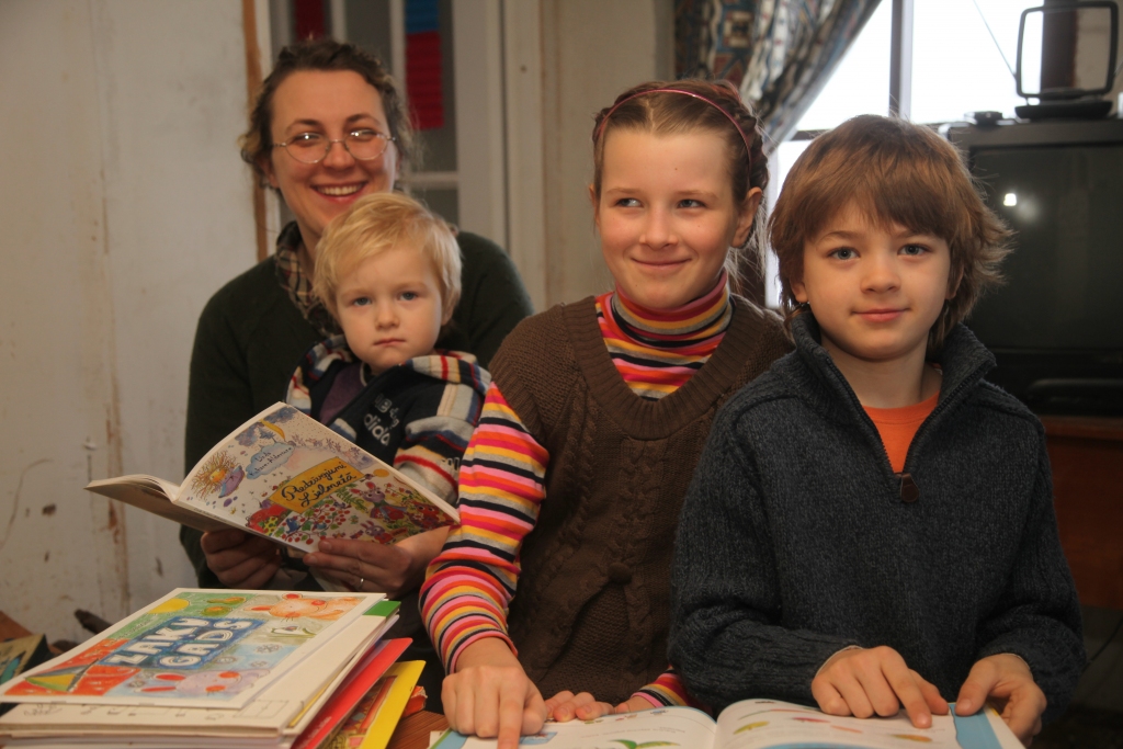 Linda Aldersone pēc profesijas ir sākumskolas skolotāja un kādu laiku strādājusi arī mākslas skolā, bet nu jau kādu laiku dzīvo laukos, kur rod laiku ne tikai saimniekošanai, bet arī grāmatu rakstīšanai un to ilustrēšanai. Lindai izveidojusies laba sadarbība ar izdevniecību “Jumava”. Pirmie viņas ilustrāciju vērtētāji ir meita Justīne un dēls Gustavs, bet mazais Kārlītis pagaidām vislabāk jūtas mammas klēpī. Viņa tāpat kā dzīvesbiedrs Kalvis pieder uzņēmīgajiem cilvēkiem, kurus nebiedē arī dzīve laukos. 	
Autors: Gatis Bogdanovs   