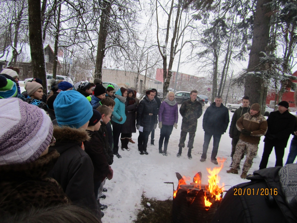 Šodienas bērnu vecāki, vecvecāki, skolotāji ir pirms 25 gadiem notikušo janvāra barikāžu dalībnieki, kuri var pastāstīt, kā veidojuši savas valsts neatkarības vēsturi. Gulbenes 2.vidusskolā šim vēstījumam meklē emocionāli iedarbīgu formu. 	
Autors: no personiskā arhīva