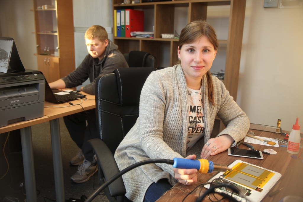 “Man laikam ir ķēriens tikt galā ar modernajām mūsdienu tehnoloģijām, tāpēc esmu lauzusi stereotipu, ka datoru labošanu uztic tikai puišiem,” saka Sintija Jurjāne, kura, saņemot atbalstu uzņēmējdarbības uzsākšanai jauniešu garantijas atbalsta pasākumā, Gulbenē atvērusi mūsdienu moderno tehnoloģiju darbnīcu. 	
Autors: Gatis Bogdanovs 