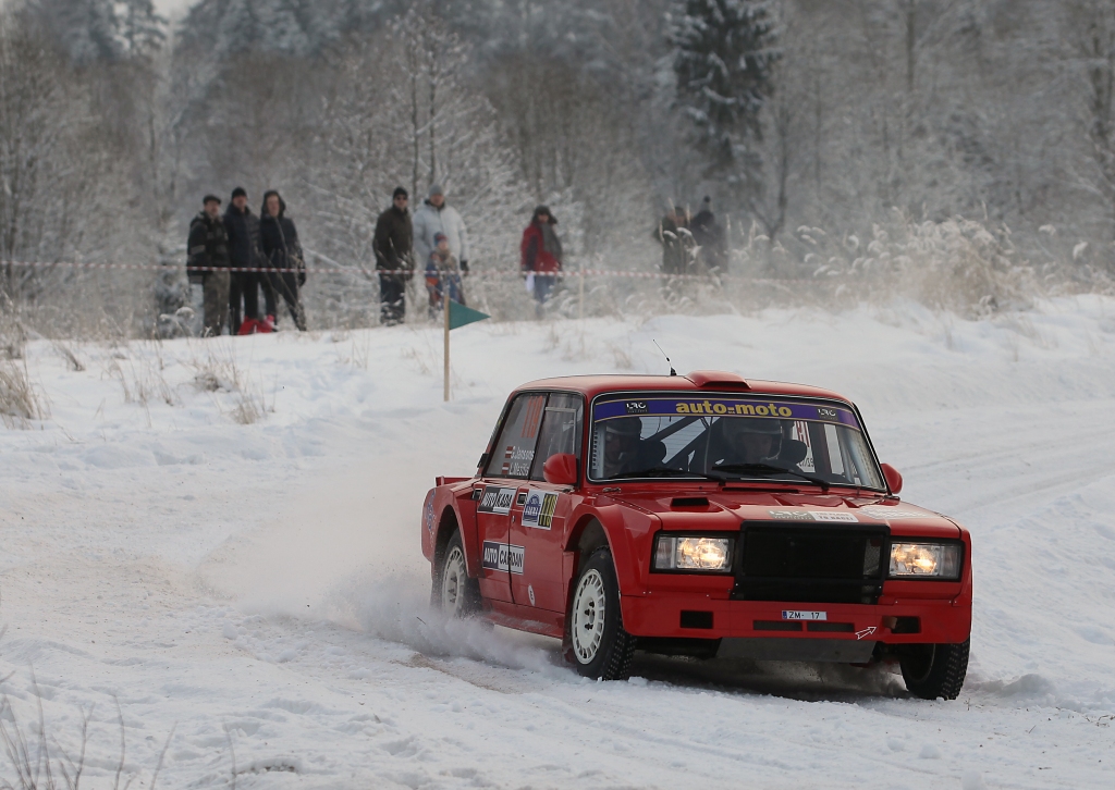 Rallijs “Sarma” ik gadu pulcē daudz skatītāju, kas aktīvi jūt līdzi sportistiem. Organizatori aicina visus būt uzmanīgiem un ievērot drošības noteikumus.   
Autors: no “Dzirksteles” arhīva