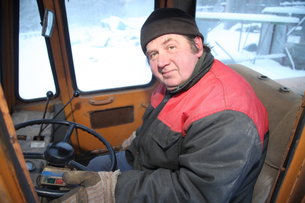 Daukstu pagasta iedzīvotājs Jānis Smeilis no Stariem ikdienā jau vairāk nekā desmit gadus strādā zālāju sēklu sagatavošanas cehā. Īpaši šajās janvāra dienās, ar autoiekrāvēju pārvadājot zālāju sēklu maisus, viņš vairāk nekā citkārt domā par barikāžu laiku, par to, kā viss būtu varējis izvērsties, ja nebūtu nosargāta Latvijas neatkarība. 	
Autors: Gatis Bogdanovs  