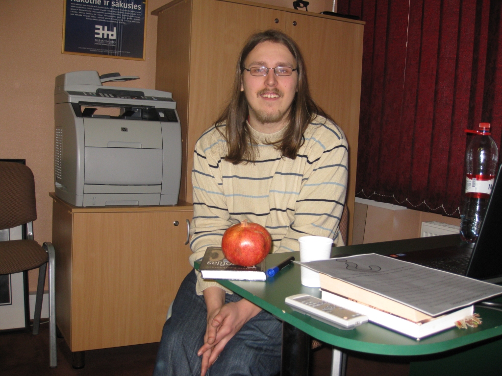 Saruna par filozofiju var būt interaktīva, radoša, uzskata gulbenietis Imants Kivlenieks. Jau pirmajā nodarbībā dalībnieki ne tikai klausījās, izteicās, bet arī dejoja. Tāda ir lektora iecere – sapludināt filozofiju ar cilvēku pašizpausmi mākslā, kustībā. 
Autors: Diāna Odumiņa