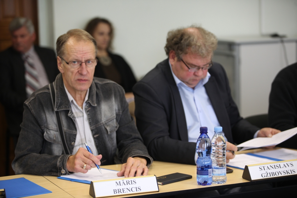 Pēc deputāta Māra Brenča ierosinājuma 28.janvārī Gulbenes novada deputāti domes sēdē lems, apdrošināt vai ne par pašvaldības budžeta līdzekļiem pilsētas un 13 pagastu pārvalžu vadītāju veselību.
Autors: no arhīva