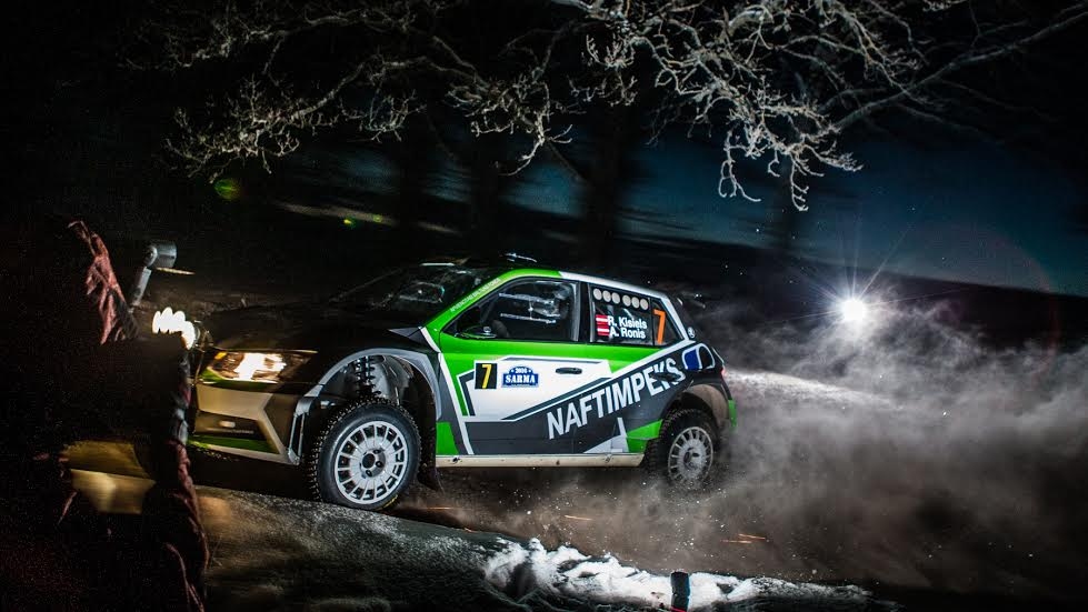 Pirmajā rallija dienā stabilas līdera pozīcijas izcīnīja Raimonds Kisiels un Arnis Ronis ar Škoda Fabia R5 rallija automašīnu. 
Autors: Arturs Igaveņš (ASRT Media) 