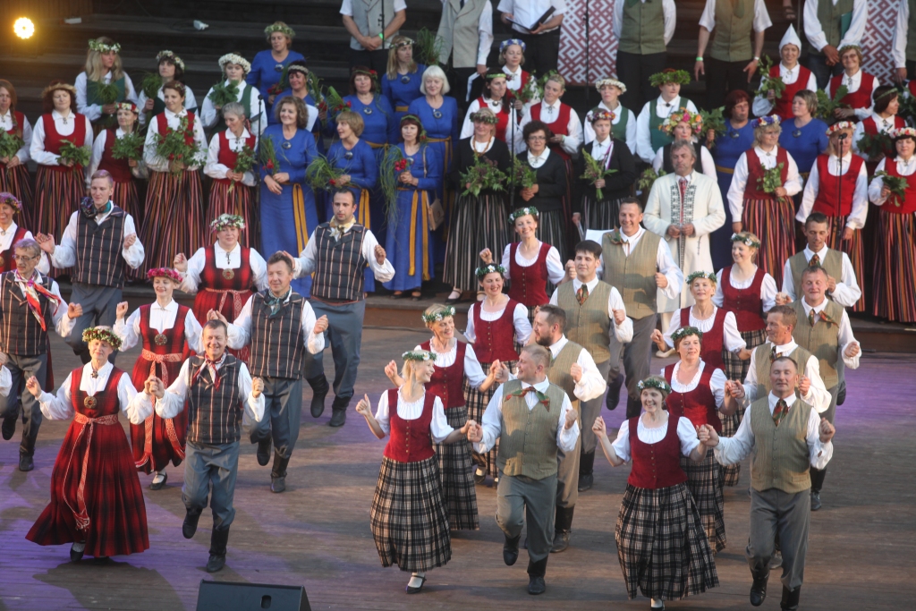 Pagājušajā gadā Gulbenes Novada svētki notika Lejasciemā. Svētku uzvedums “Ciems starp divām upēm” tika veidots no patiesiem cilvēku stāstiem ar novada amatierteātru aktieru, deju kolektīvu, pūtēju orķestru un koru piedalīšanos.    
Autors: no “Dzirksteles” arhīva