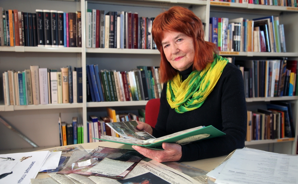 Austra Brūvere joprojām apmeklē bibliotēku, lai gan nu jau pāris gadus ir pensijā. Grāmatas viņai nozīmē ļoti daudz – tās viņu saistījušas, kopš sevi atminas. 
Autors: Gatis Bogdanovs  