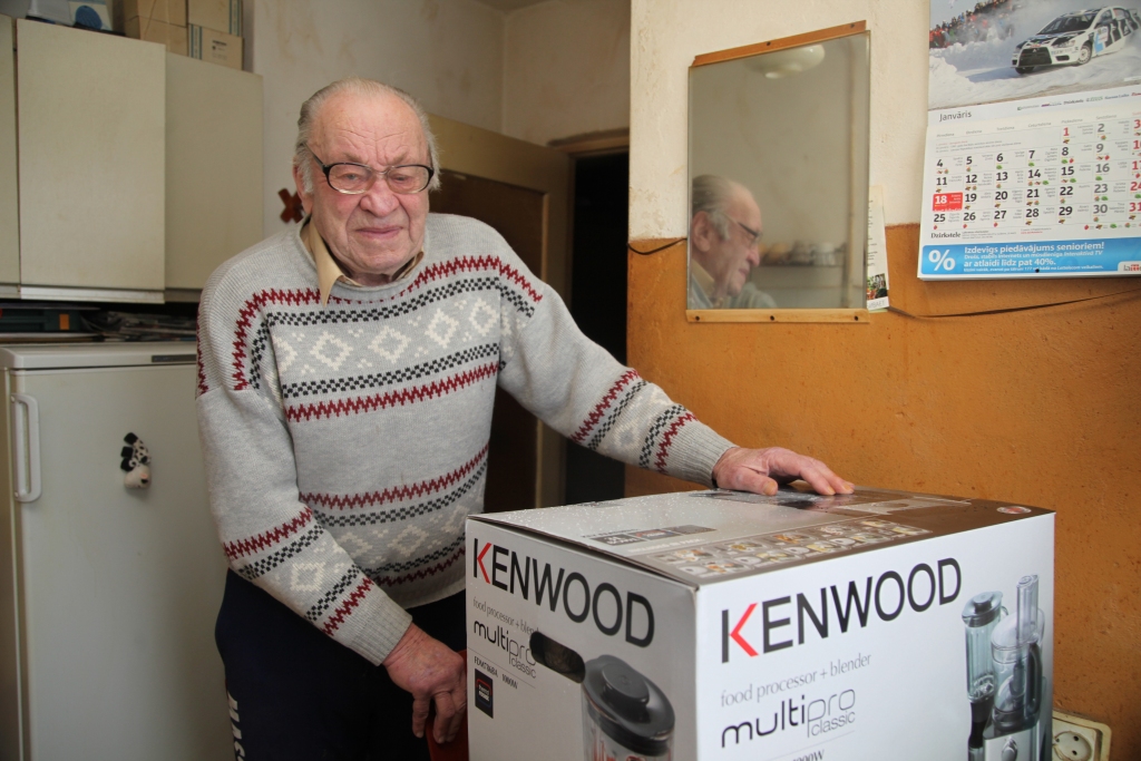 Stradu pagasta Stāķu iedzīvotājs Jānis Jauniņš laikrakstu “Dzirkstele” lasa ļoti daudzus gadus un šogad ir laimējis abonentiem domāto galveno balvu - virtuves kombainu “Kenwood”. 	
Autors: Gatis Bogdanovs