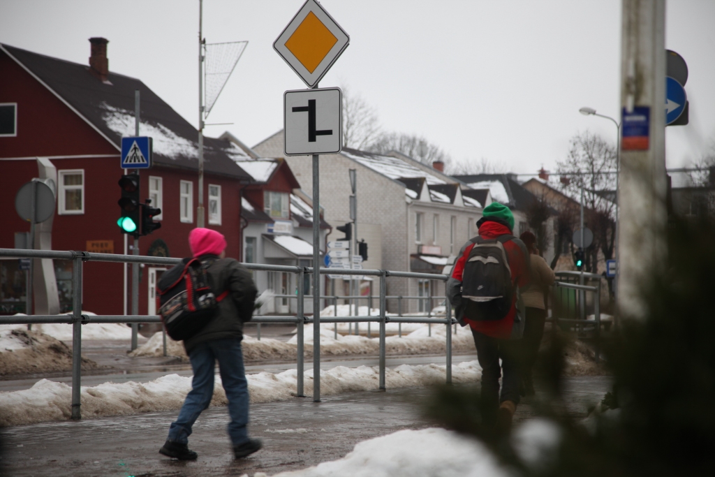 “Tiešām brīnums, ka šonedēļ Gulbenes novadā neviens nav cietis slidenā laika dēļ. Visapkārt citos novados ir bijis daudz tādu gadījumu,” vakar “Dzirkstelei” teica Neatliekamās medicīniskās palīdzības dienesta Vidzemes reģionālā centra vadītāja vietniece Sniedze Bračka. 
Autors: Gatis Bogdanovs