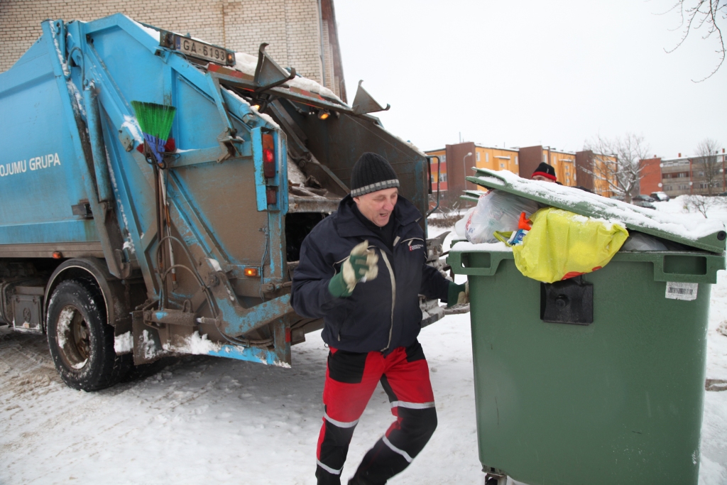 Apsaimniekotāji stāsta, ka ziemas sezonā konteineru laukumi pie daudzdzīvokļu mājām ne vienmēr ir attīrīti no sniega un ērti piebraucami. Nereti konteineri ir arī pārblīvēti, ap tiem veidojas pārbirumi - tāda ir darbinieku ikdiena. 	
Autors: Gatis Bogdanovs
