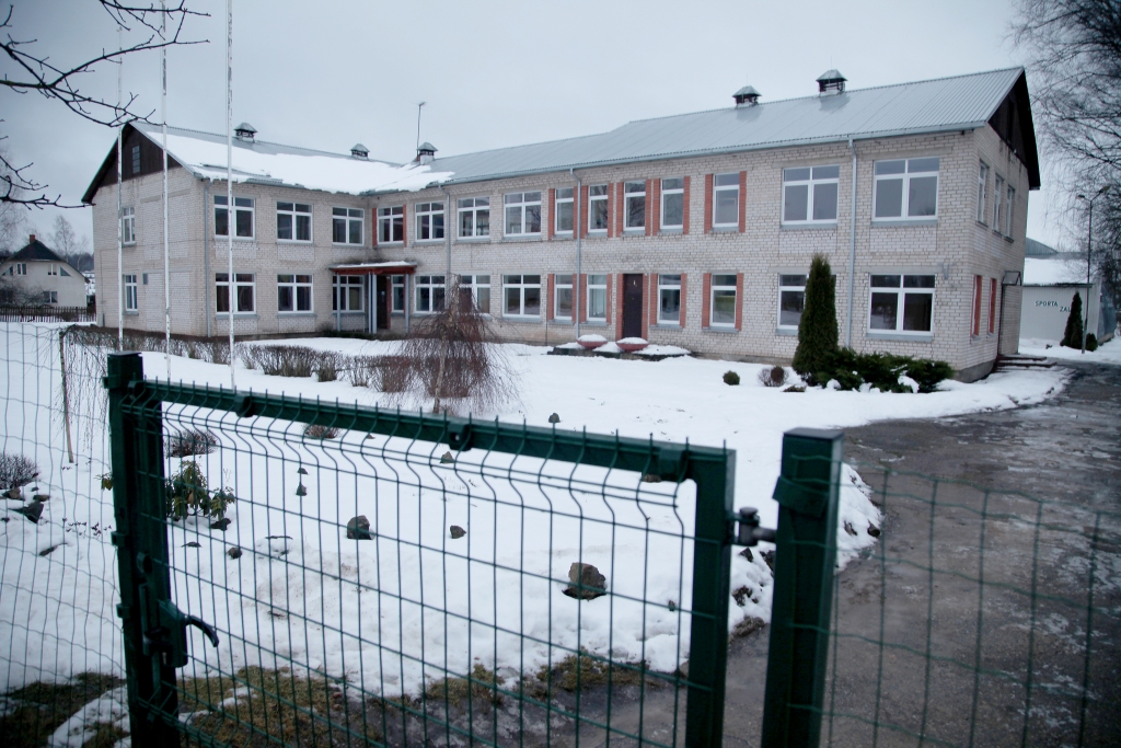 Šobrīd bijušās Bērzu sākumskolas ēkā tiek uzturēta minimāla siltuma temperatūra, lai nodrošinātu telpu saglabāšanu. Ēka skumst. Tur pašlaik nekas nenotiek. 
Autors: Gatis Bogdanovs