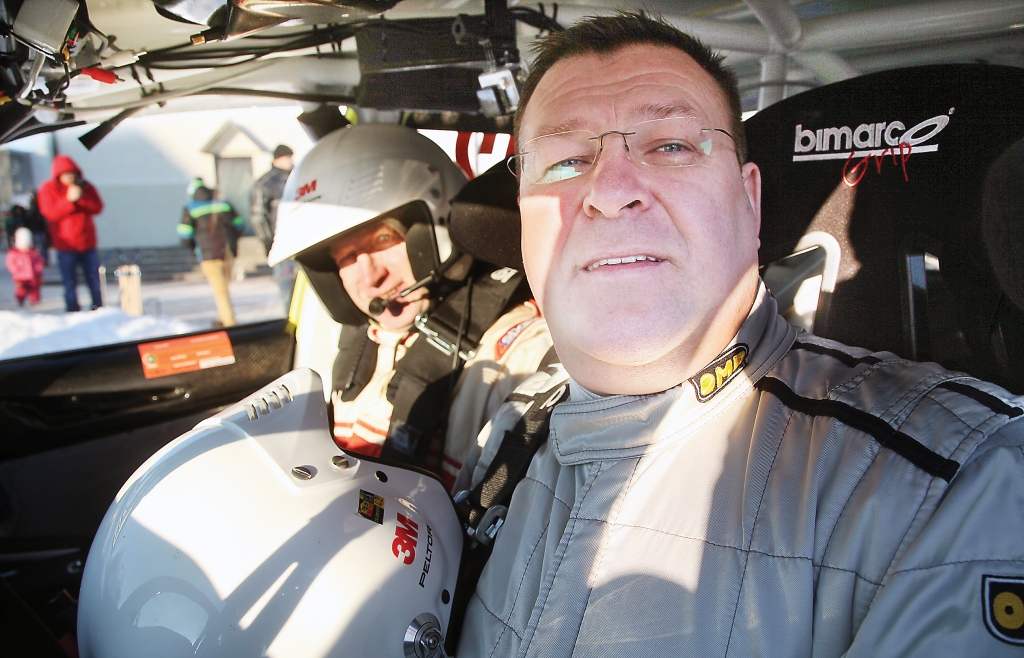 Rallijā “Sarma” gandrīz katru gadu dalībnieku sarakstā ir lasāmi Aināra Igaveņa (no labās) un Gata Cimdiņa vārdi. Viņi abi, šķiet, ir ilglaicīgākie mūsu novada autosportisti, kuri joprojām turpina braukt rallijā un priecēt līdzjutējus. Gatis dzīvo un strādā šeit, mūsu novadā, Aināra dzīvesvieta šobrīd ir Rīgā, bet viņš mīļuprāt apciemo arī Gulbeni. Rallijā abi sākuši braukt 1989.gadā. “Jaunībā viss vairāk gāja uz “urrā”, bet tad jau pamazām, protams, parādījās šīs “slimības” sindromi – bez tā vairs vienkārši nevarēja iztikt. Daudziem jau tā ir - pasēž, pasēž maliņā, bet pēc kāda laika atkal brauc rallijā. Daudz nopietnāk viss sāka notikt, kad Ainārs “uzbūvēja” savu komandu. Tad tas viss jau aizgāja pavisam citā dimensijā,” stāsta G.Cimdiņš. “Es pat negribētu teikt, ka tā ir “slimība”. Katrs cilvēks ar kaut ko dzīvē nodarbojas, katram ir kaut kāds vaļasprieks. Arī mums tas ir vaļasprieks, aizrautība. Darbs ir darbs, bet gribas arī kaut ko sirdij. Mēs arī esam kopā ar Latvijas rallija sabiedrību. Cits citu pazīstam. Tagad klāt ir nākuši draugi no Krievijas, Ukrainas, arī Spānijas, Francijas. Tas ir milzīgs draugu loks, un tas arī ir baigais spēks!” atzīst A.Igaveņš. 
Autors: Gatis Bogdanovs