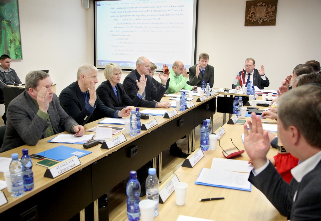 Vakar tikai divi deputāti - Valtis Krauklis un Gunārs Ciglis - izteica replikas par šāgada pašvaldības budžetu. Diskusijas nebija. 
Autors: Gatis Bogdanovs