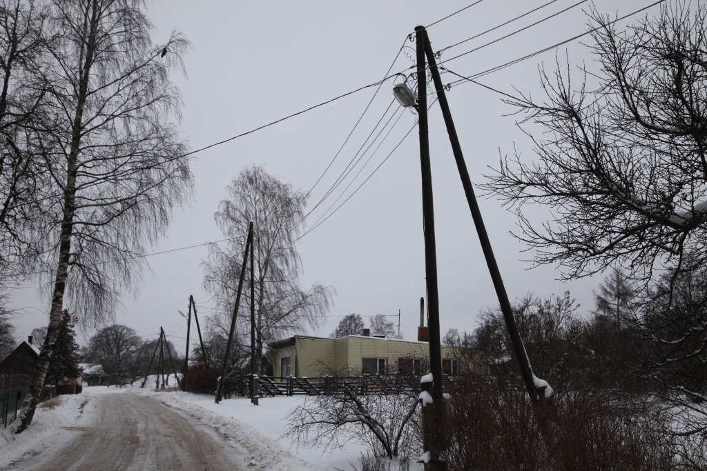 Jau šajā gadā Gulbenē Aizkapos ir plānots veikt vērienīgu projektu, nomainot elektropadeves gaisvadu līnijas pret kabeļiem, kā arī ierīkojot jaunus apgaismes lampu stabus un arī pašas lampas. Līdz ar to ielu apgaismojums būs labāks. 	
Autors: Gatis Bogdanovs