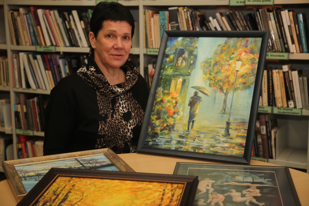 “Es spēju būt pat ļoti kritiska pret savām gleznām un dzejoļiem. Ja sajūtu, ka kaut kas nav tā, kā biju iecerējusi, varu visu aizmest un sākt atkal no gala. Tagad mana pirmā dzejas krājuma vērtētāji būs lasītāji,” saka lizumniete Inese Tirzīte, kas ir pelnījusi, lai viņu sauktu par mākslinieci un dzejnieci.
Autors: Gatis Bogdanovs